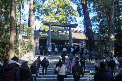神社へと続く石段の賑わい