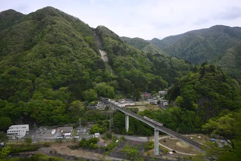 山間を走る列車と橋
