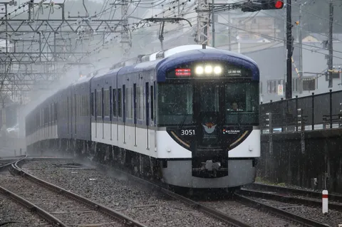 雨の中を走る通勤列車