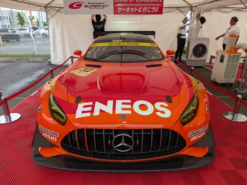 鮮やかなレーシングカーの躍動
