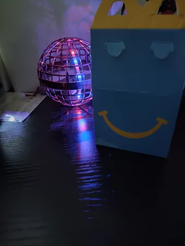 光る球体とハッピーセットの箱