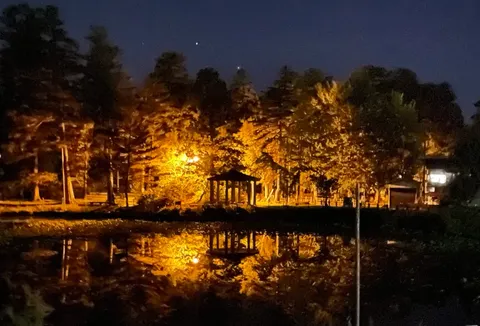 夜の静寂、水面に映る灯り