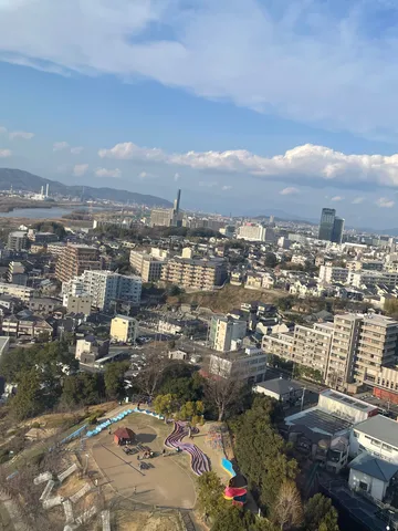 青空と街並み、遊び場のコントラスト