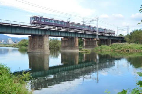 水辺を走る影の列車