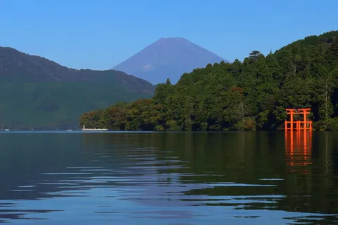 水面に浮かぶ鳥居と富士山