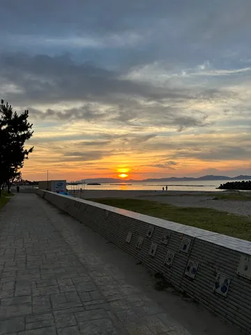 夕暮れ時の海辺の散歩道