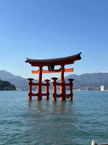 水面に佇む大鳥居