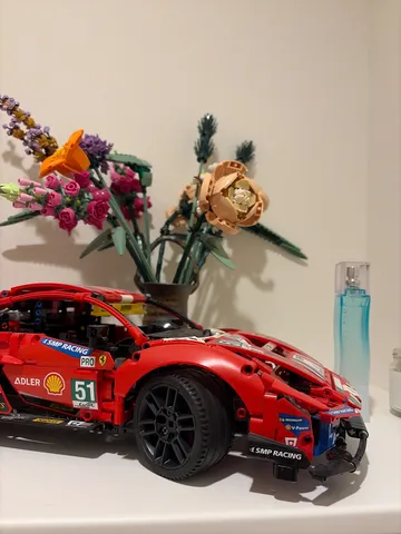 レゴのフェラーリと造花のエレガンス