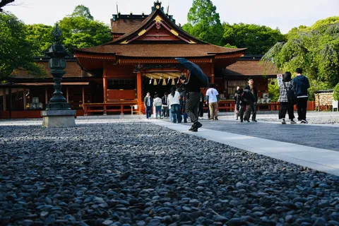 小石の参道、古都の賑わい