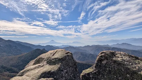 遠景に浮かぶ山影