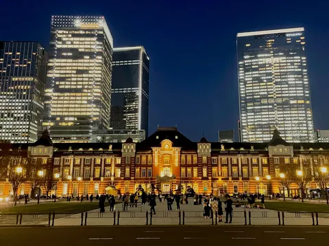 輝く駅舎と都会の夜