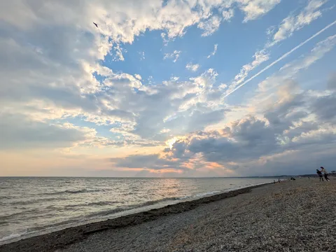 空と海が出会う、静かな浜辺