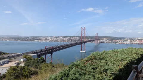 潮風の橋と海の風景