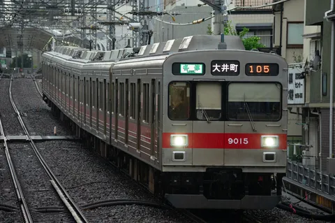 雨粒と走る、都会のローカル線