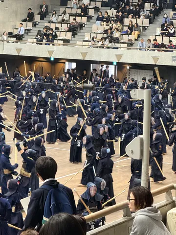 武道の熱気、静かな観客