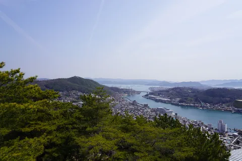 港湾都市と緑のコントラスト