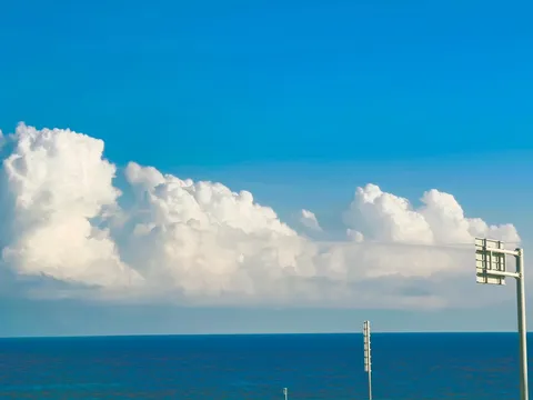 碧い海と積乱雲のコントラスト