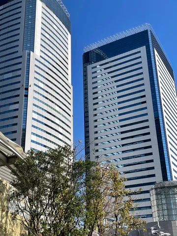 青空へ伸びる摩天ビル