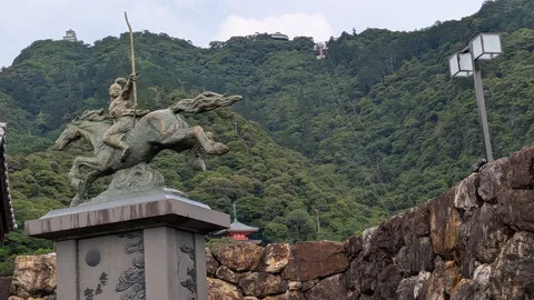 歴史の風を感じる、雄々しい騎馬像