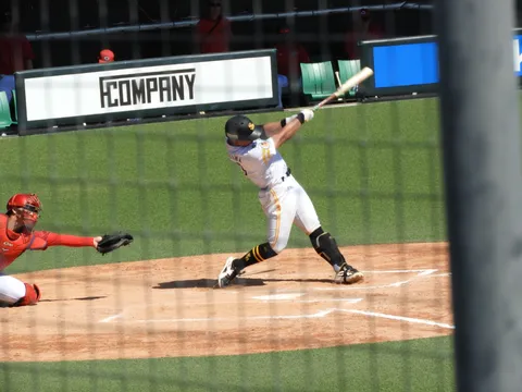 勝負の一瞬、白熱のプレイ