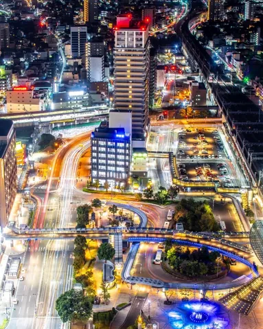 光跡が編む夜の交差点