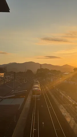 夕映えの駅と山並み