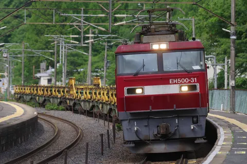 線路と赤い機関車の交差点