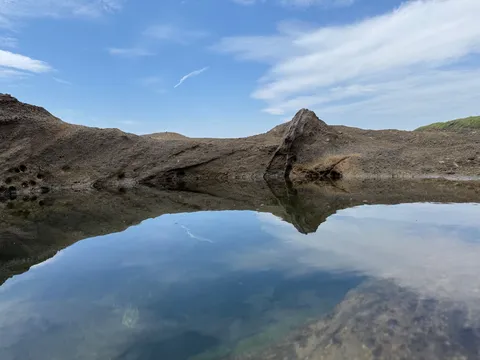 静寂の水面、映し出す空と岩