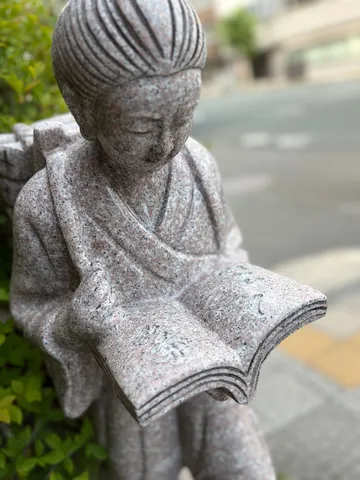 石に刻まれた静かな読書時間