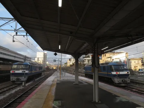 雪降る西条駅