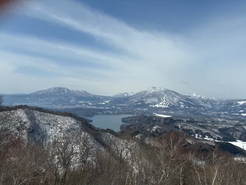 雪化粧の山々と湖の静寂