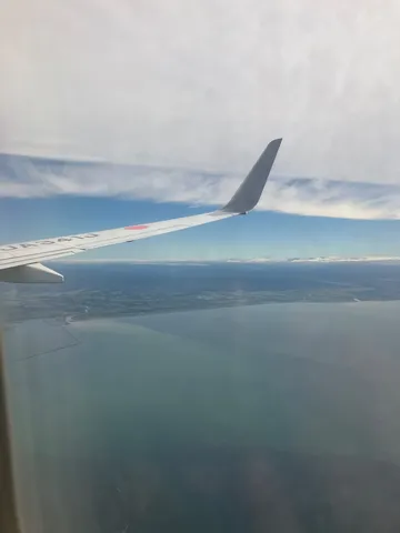 翼の先の静かな景色