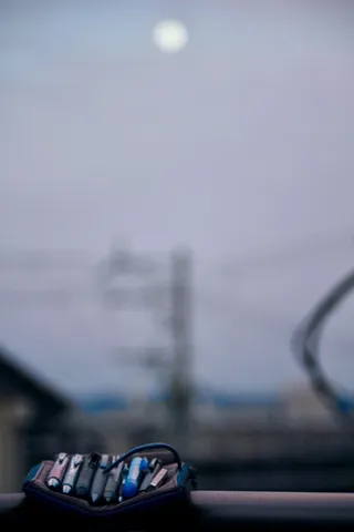 ペンケースと鉛色の空