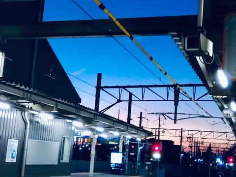 夕暮れの駅、列車を待つ時間