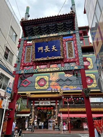鮮やかにそびえる天長門