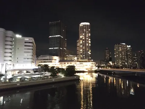 都会の夜景、水面に映る光のシンフォニー