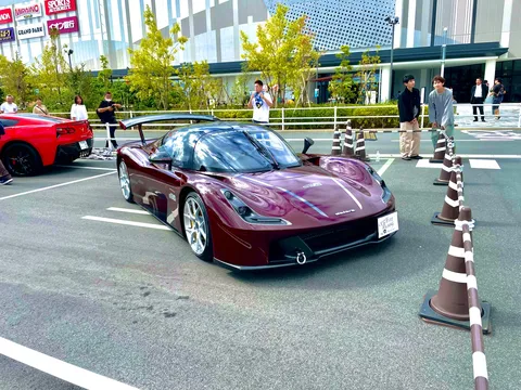 身近な場所に非日常的な車