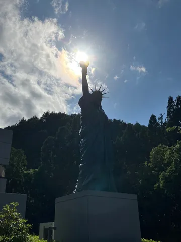 青空と太陽に照らされる自由の女神