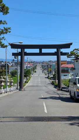 一直線に続く道と鳥居の風景
