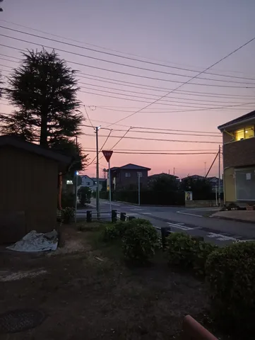 茜色の空と静かな町並み