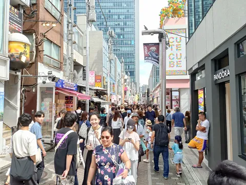 活気あふれるストリートの賑わい