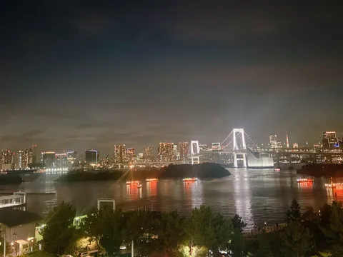 夜景と水面の静かな鼓動
