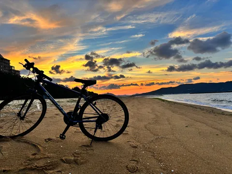 夕焼けを横切る自転車