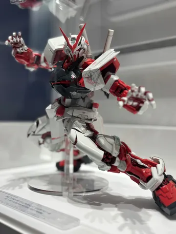 躍動する機体の赤と白