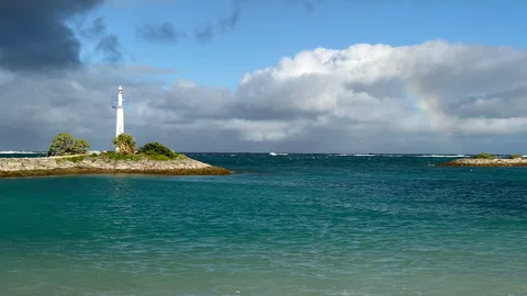 灯台と虹の静かな海