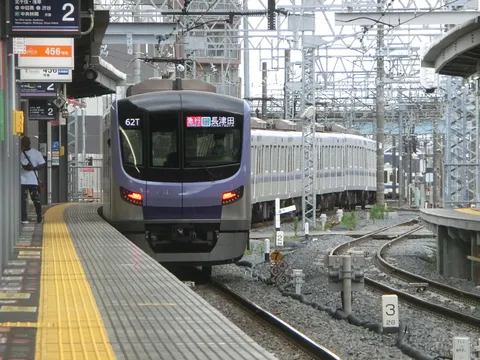 駅の日常、紫色の車両が驶る