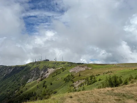 電波塔が並ぶ緑の山頂