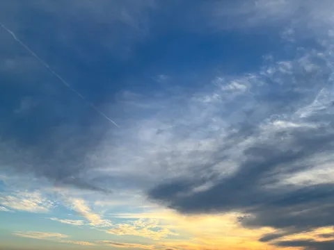 夕景の翼雲と静かな空