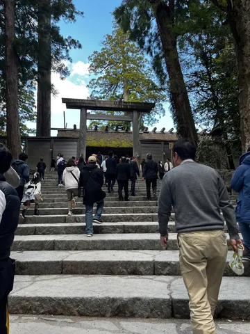 神聖なる階段、古都の賑わい
