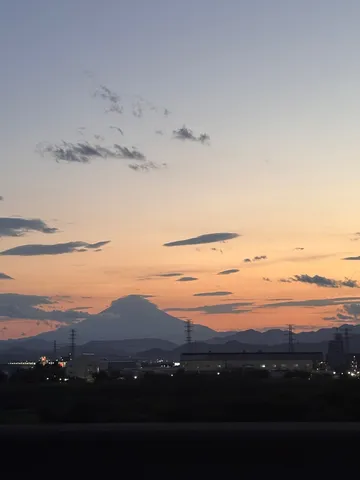 淡い空と富士山のシルエット